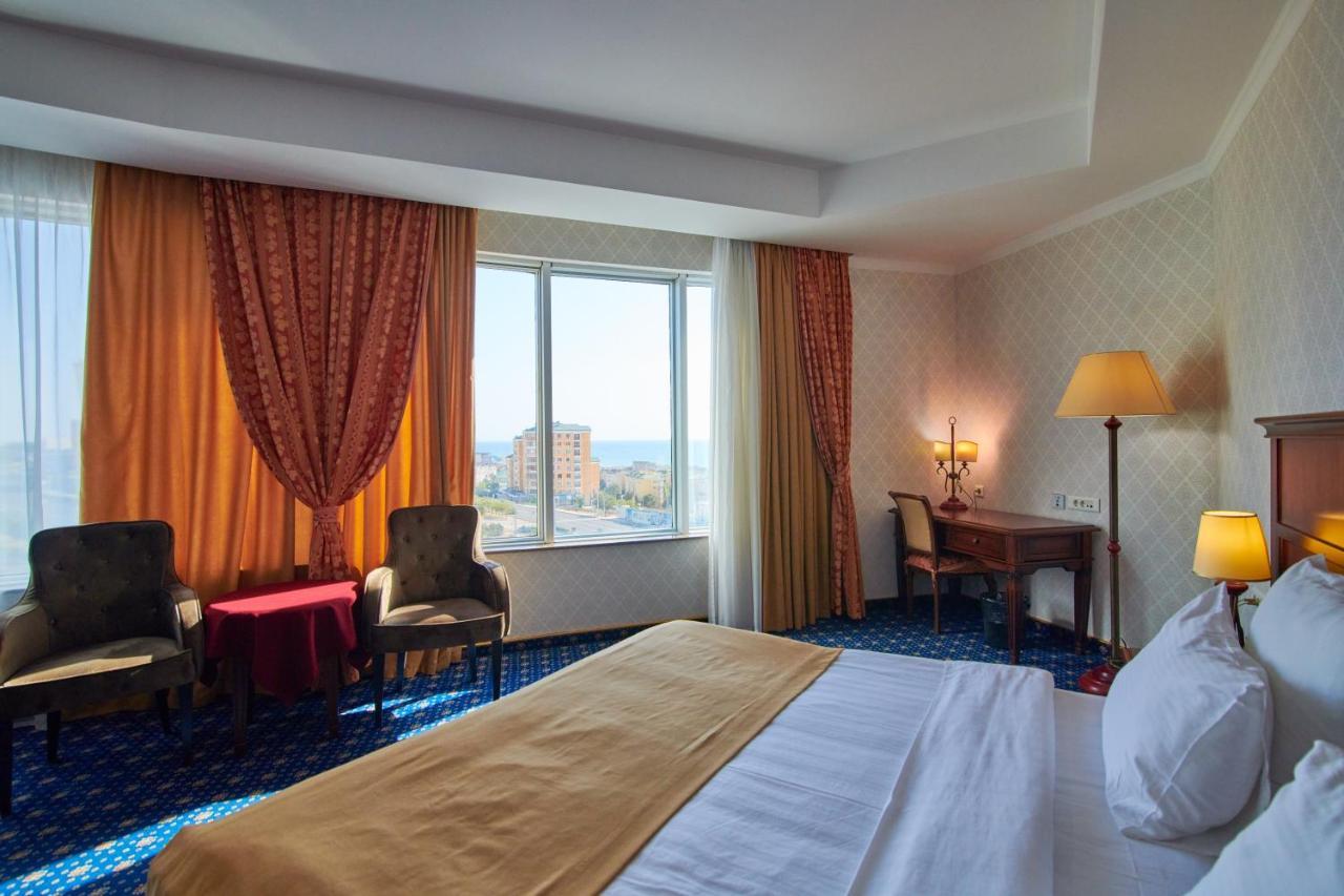 Grand Hotel Victory Aqtau Exterior foto A room at the Radisson Blu Hotel, Baku