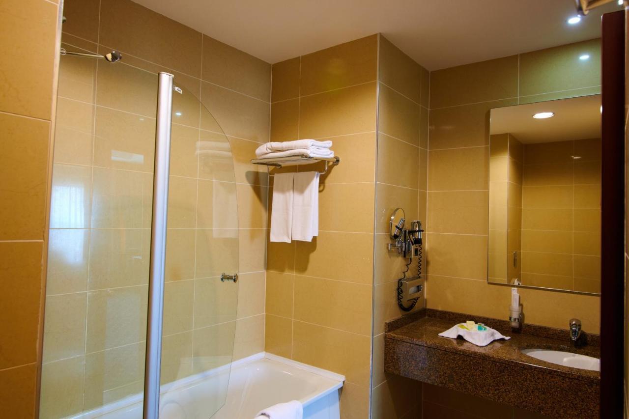 Grand Hotel Victory Aqtau Exterior foto A shower door