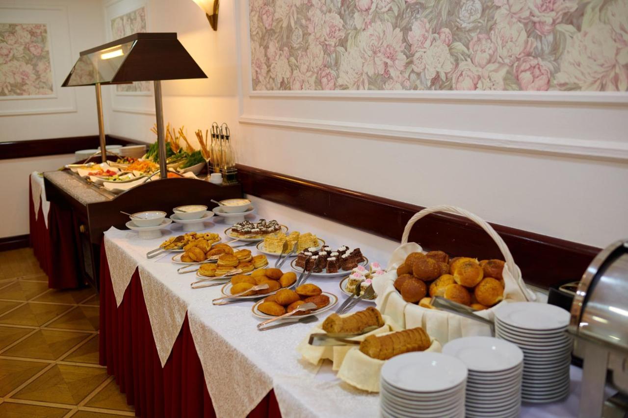 Grand Hotel Victory Aqtau Exterior foto A buffet