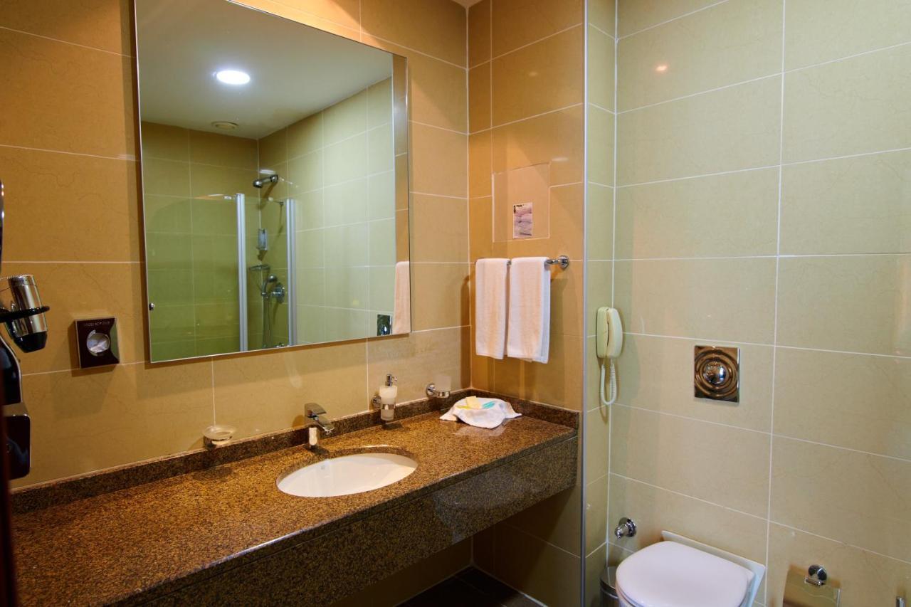 Grand Hotel Victory Aqtau Exterior foto Bathroom