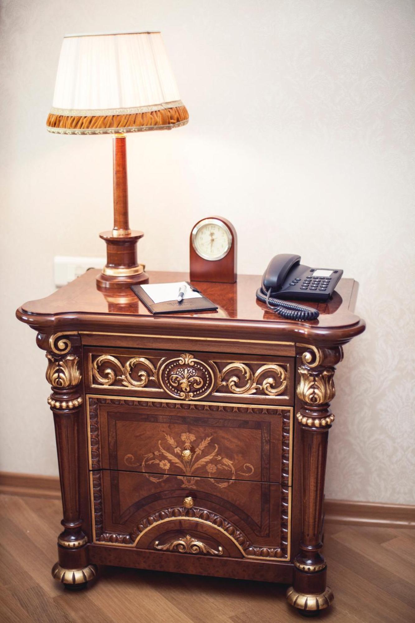 Grand Hotel Victory Aqtau Exterior foto A nightstand