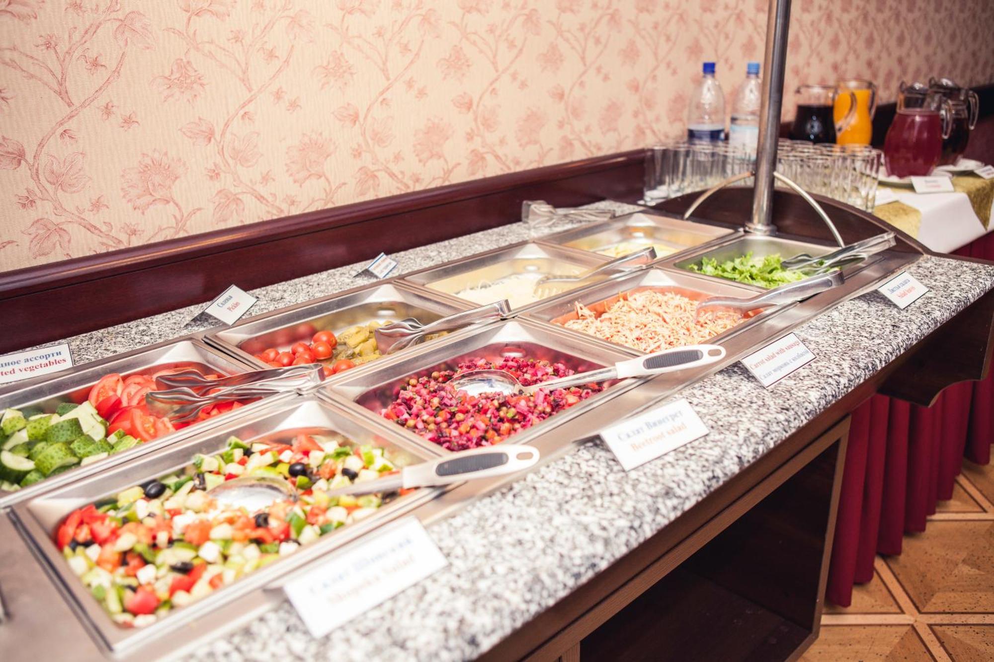 Grand Hotel Victory Aqtau Exterior foto A salad bar