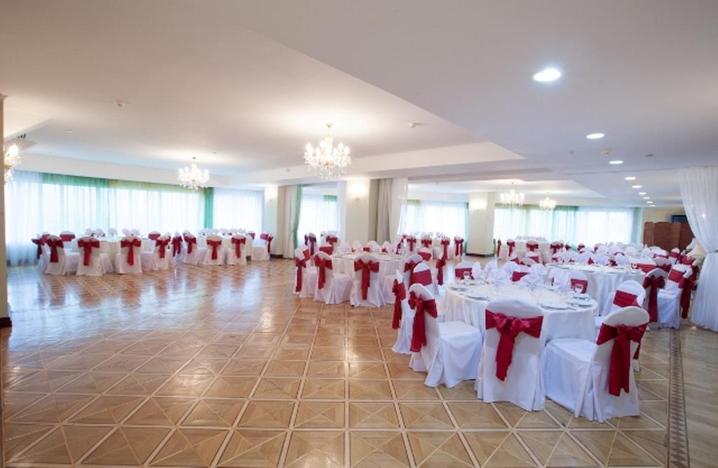 Grand Hotel Victory Aqtau Exterior foto A banquet hall