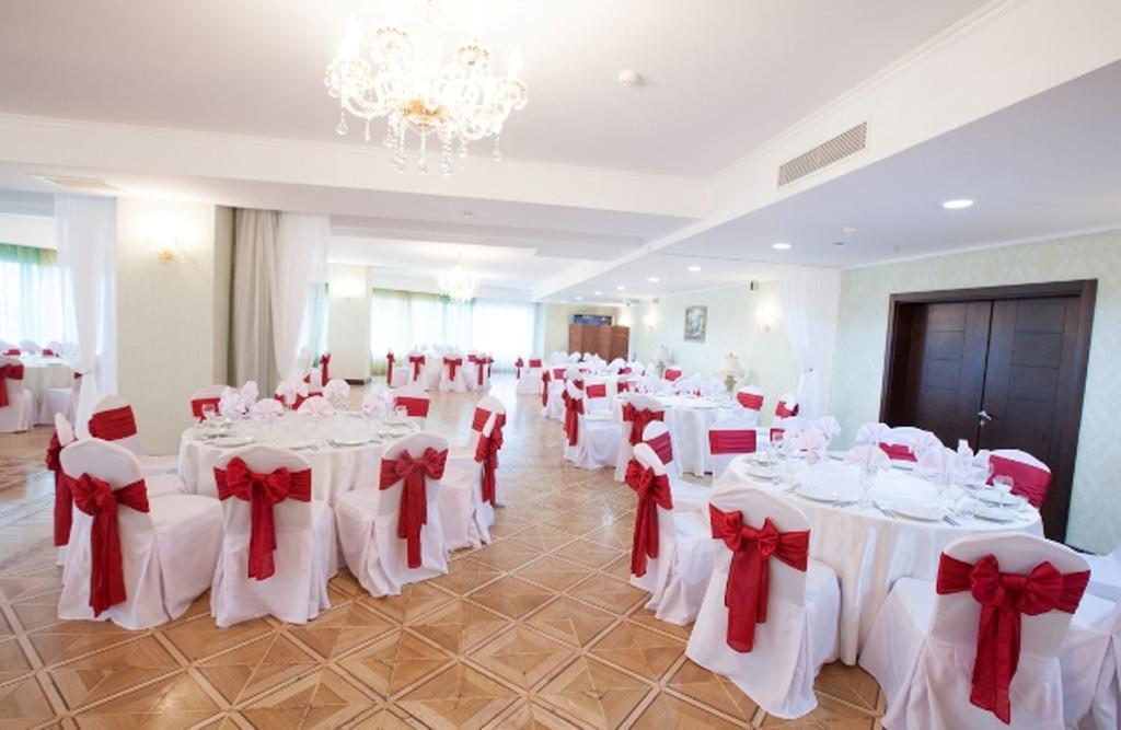 Grand Hotel Victory Aqtau Exterior foto A banquet hall